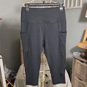 Black High-Waisted UURUN Capri Leggings with Pockets NWOT